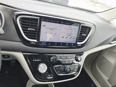 Used 2024 Chrysler Pacifica Touring-L image 28