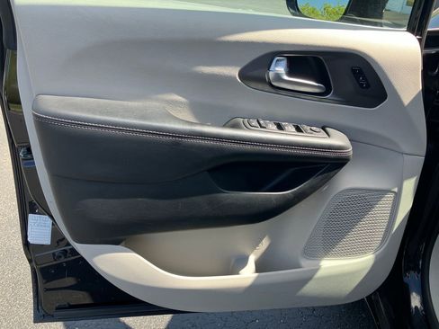 Used 2024 Chrysler Pacifica Touring-L FWD image 12