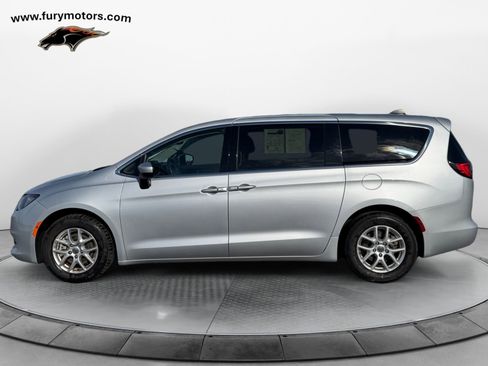 Used 2023 Chrysler Voyager LX image 6