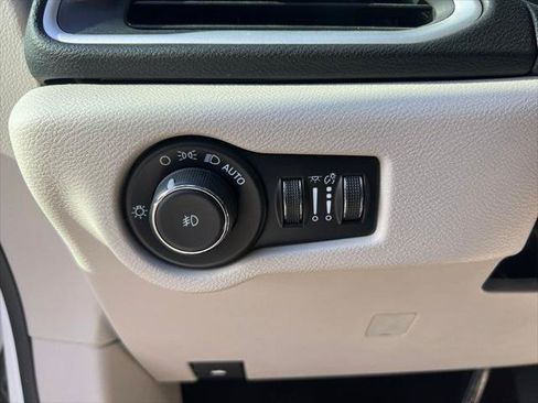 Certified 2024 Chrysler Pacifica Touring-L FWD image 10