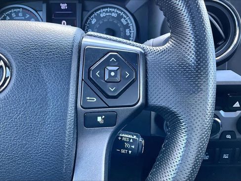 Used 2016 Toyota Tacoma TRD Off-Road w/ Premium & Technology Package AWD/4WD image 25
