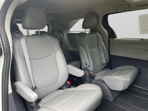 Used 2021 Toyota Sienna XLE w/ XLE Plus Package FWD image 14