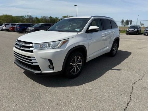 Used 2017 Toyota Highlander XLE AWD/4WD image 3