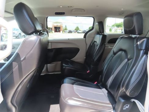 Used 2023 Chrysler Pacifica Touring-L FWD image 19