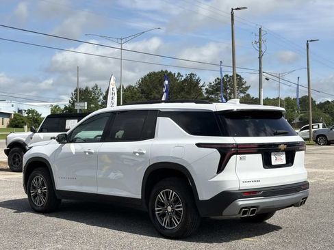 Used 2025 Chevrolet Traverse LT FWD image 8