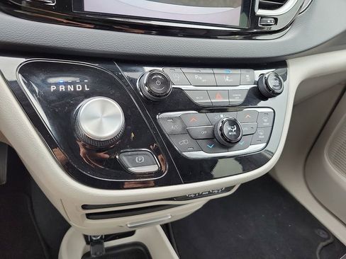 Used 2023 Chrysler Pacifica Touring-L FWD image 18