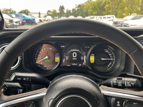 Used 2024 Jeep Wrangler Unlimited Sahara w/ Technology Group AWD/4WD image 24