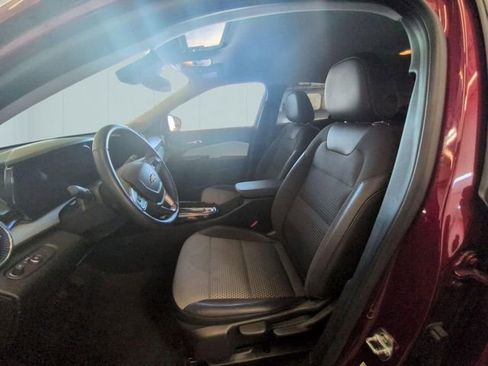 Used 2025 Chevrolet Trax LT w/ LT Convenience Package FWD image 12