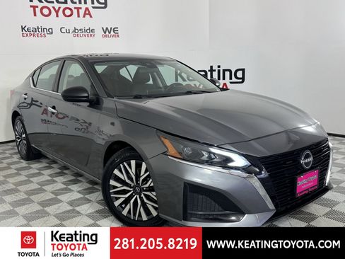 Used 2024 Nissan Altima 2.5 SV image 2