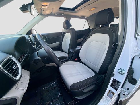 Used 2025 Hyundai Venue SEL FWD image 13