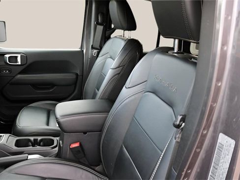 Used 2018 Jeep Wrangler Unlimited Sahara image 12