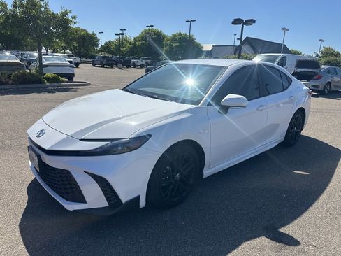 Used 2025 Toyota Camry SE FWD image 3