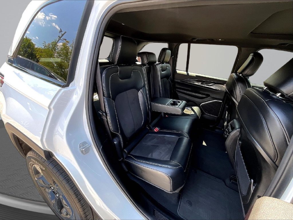 Used 2022 Jeep Grand Cherokee Altitude AWD/4WD image 26