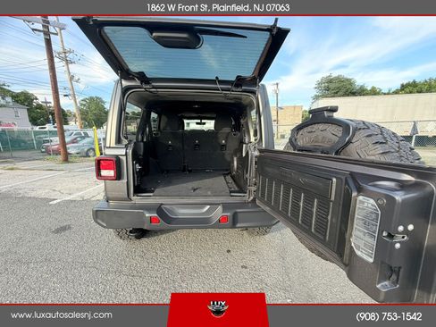 Used 2018 Jeep Wrangler Unlimited Sahara AWD/4WD image 35