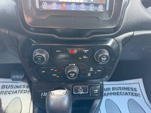Used 2021 Jeep Renegade Latitude w/ Convenience Group AWD/4WD image 16