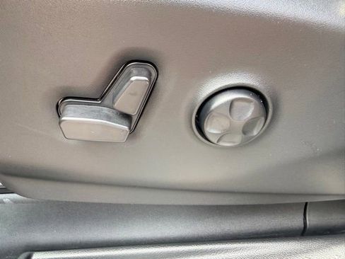 Used 2024 Chrysler Pacifica Limited w/ S Appearance Package FWD image 18