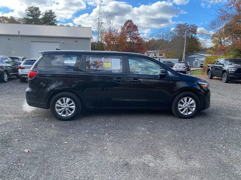 Used 2018 Kia Sedona L image 4