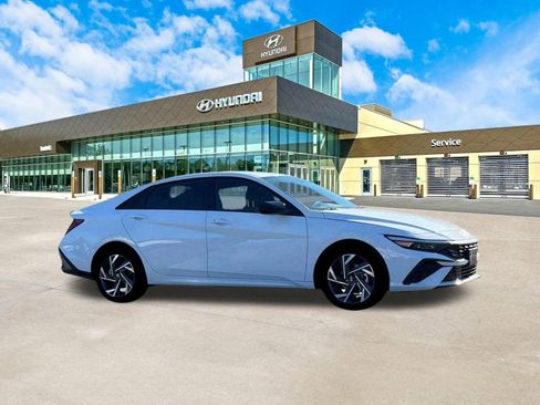 Used 2025 Hyundai Elantra Sport FWD image 12