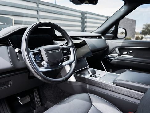 Used 2025 Land Rover Range Rover SE AWD/4WD image 2