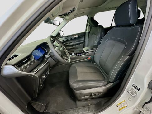 Used 2023 Jeep Grand Cherokee Laredo AWD/4WD image 13