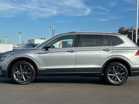 Certified 2022 Volkswagen Tiguan SE w/ Panoramic Sunroof Package image 8