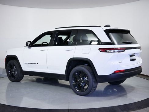 Used 2024 Jeep Grand Cherokee Altitude image 15