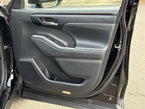 Used 2021 Toyota Highlander XLE image 8