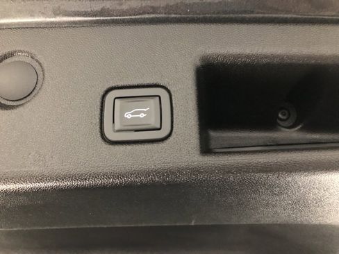 Used 2019 Chevrolet Equinox LT w/ Sun & Navigation Package image 9