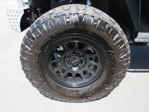 Used 2023 Jeep Gladiator Sport AWD/4WD image 12