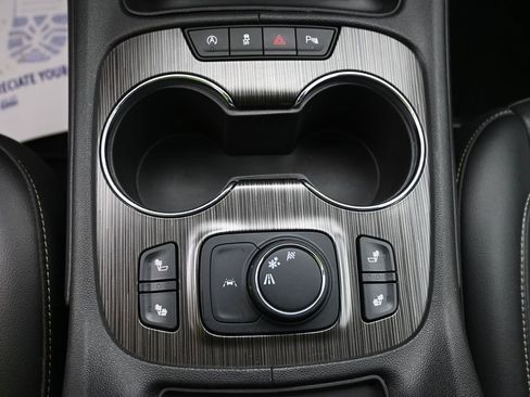 Used 2023 GMC Acadia SLT image 13