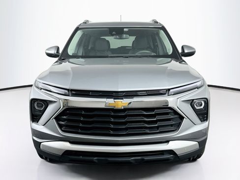 Used 2025 Chevrolet TrailBlazer LT AWD/4WD image 2