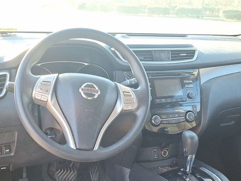 Used 2015 Nissan Rogue SV image 2