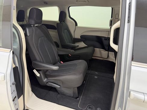 Used 2023 Chrysler Voyager LX FWD image 14