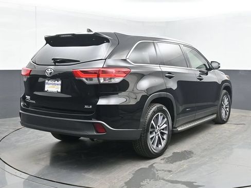 Used 2019 Toyota Highlander XLE FWD image 14