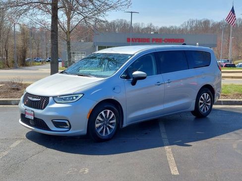 Used 2023 Chrysler Pacifica Touring-L image 5