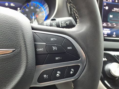 Used 2023 Chrysler Pacifica Touring-L image 16