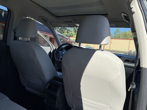 Used 2021 Volkswagen Tiguan SE w/ Panoramic Sunroof Package image 40
