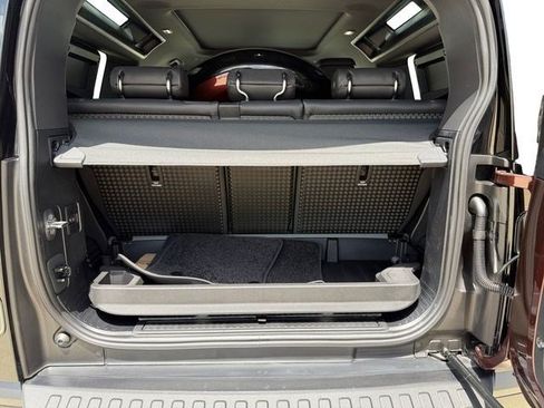 New 2026 Land Rover Defender 90 X-Dynamic SE AWD/4WD image 18