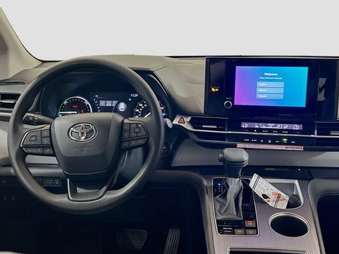 New 2026 Toyota Sienna LE FWD image 18