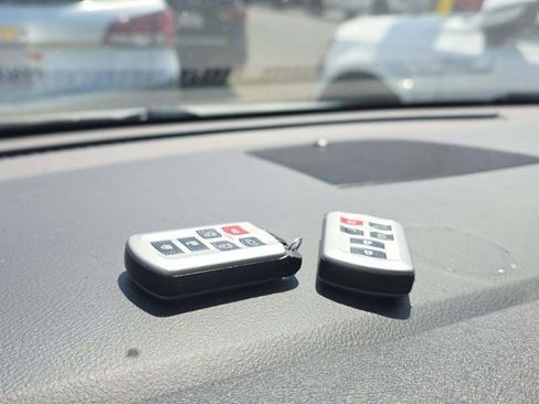 Used 2020 Toyota Sienna XLE w/ XLE Navigation Package image 5