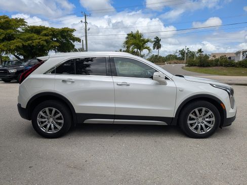 Used 2023 Cadillac XT4 Premium Luxury FWD image 3