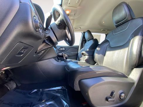 Used 2022 Jeep Cherokee Latitude Lux w/ Mopar Interior Package image 9