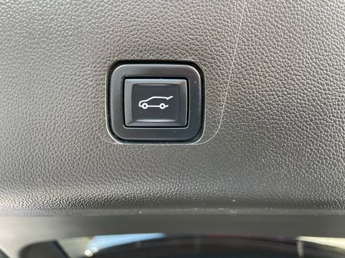 Used 2022 Chevrolet Traverse LT image 42