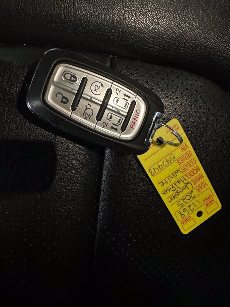 Used 2025 Chrysler Pacifica Select FWD image 8