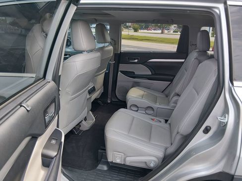 Used 2019 Toyota Highlander XLE FWD image 13