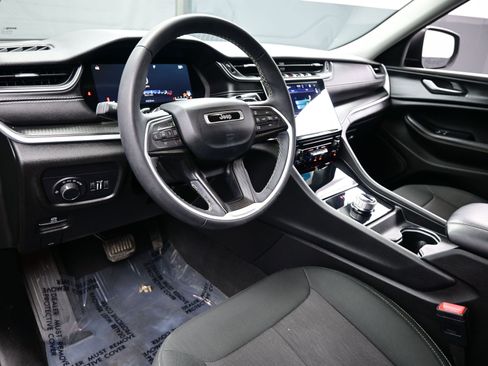 Used 2024 Jeep Grand Cherokee L Laredo image 13