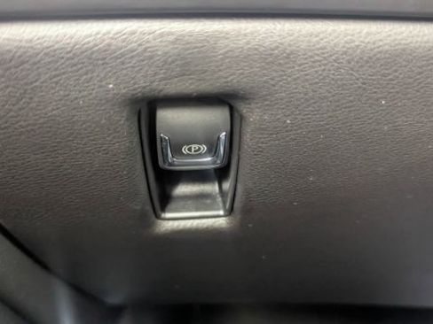 Used 2015 Cadillac Escalade Premium image 33