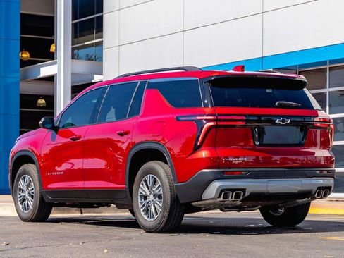 Used 2026 Chevrolet Traverse LT FWD image 3