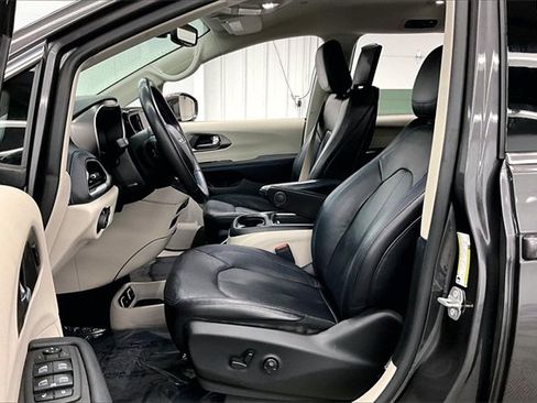Used 2021 Chrysler Pacifica Touring-L w/ Uconnect Theater Family Group image 18