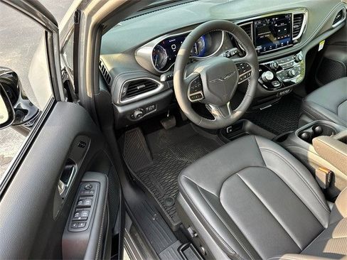 New 2025 Chrysler Pacifica Select image 31